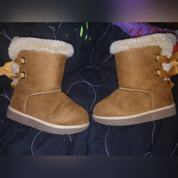 Fall Boots with Fur Lining and Bows - Picture 4 of 6